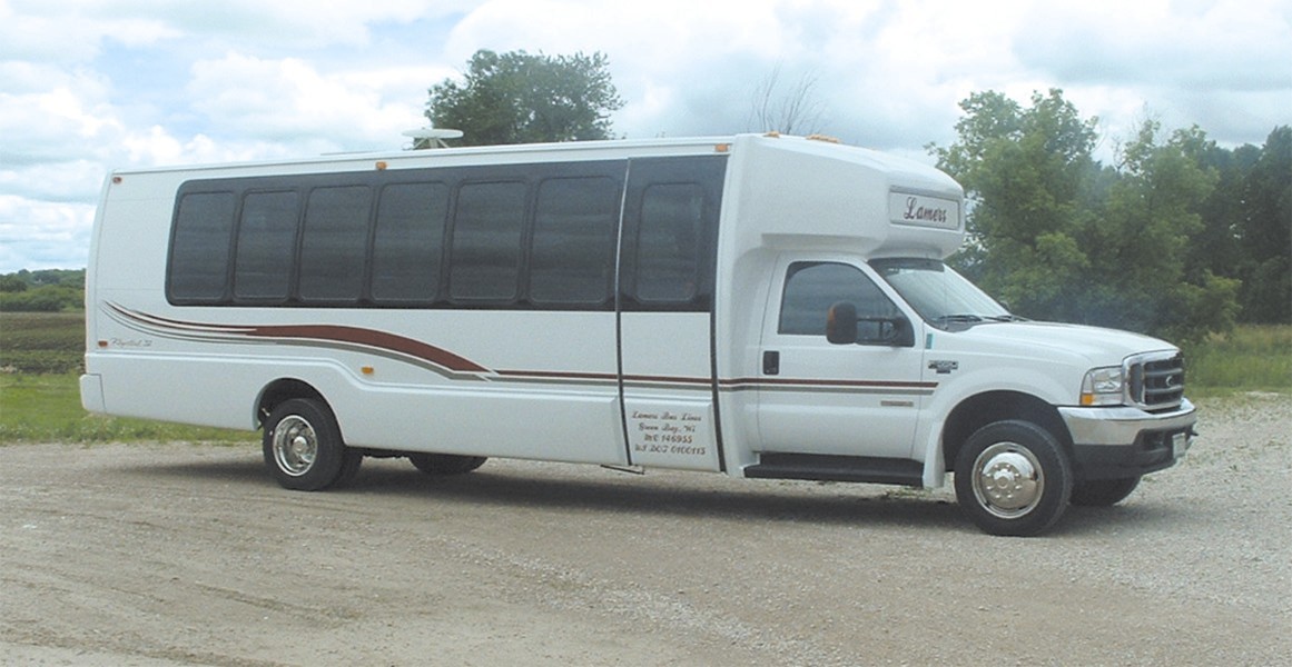 [eighteen passenger limousine coach 061305 erics.jpg]